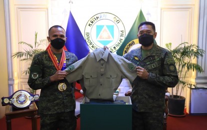 <p>Philippine Army Commanding General Lt. Gen. Romeo Brawner Jr. (right) and Staff Sergeant Charly Suarez <em>(Photo courtesy of the Philippine Army)</em></p>