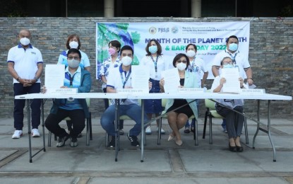 <p><strong>GREEN SPACES.</strong> Department of Environment and Natural Resources (DENR)-National Capital Region Executive Director Jacqueline Caancan (seated, 2nd from right), Pasig City Mayor Vico Sotto (seated, 2nd from left), and other key officials sign a memorandum of agreement on the "Climate Resilient and Localized Urban Greening Plan." The parties agreed to boost ideal green spaces in the city and plan efficient mitigation of the effects of climate change. <em>(Photo courtesy: Pasig City Public Information Office)</em></p>