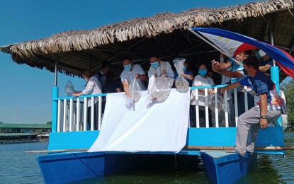 <p><strong>THANKSGIVING</strong>. Dagupan City Mayor Brian Lim (2nd from left) leads the release of some 4,500 fingerlings into the river during the Pisasalamat ed Ilog (Thanksgiving for the Rivers) on April 19, 2022. The fingerlings came from the Bureau of Fisheries and Aquatic Resources and the city's Agriculture Office. <em>(Photo by Liwayway M. Yparraguirre)</em></p>