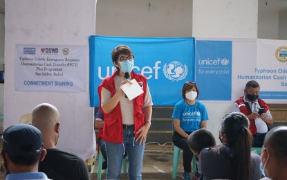 <p><strong>UNICEF AID</strong>. Personnel from the DSWD-7 and UNICEF engage residents of San Isidro, Bohol. The UNICEF and DSWD-7 partnered for the distribution of the Humanitarian Cash Transfer (HCT) Plus to 2,000 families in San Isidro and Tubigon in Bohol province. <em>(Photo courtesy of DSWD-7)</em></p>