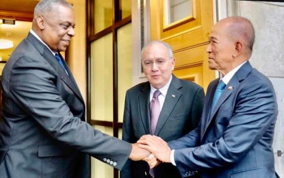 <p><strong>ALLIES.</strong> Defense Secretary Delfin Lorenzana (right) shakes the hands of his counterpart, US Defense Secretary Lloyd J. Austin III during their meeting at the Pentagon in Washington DC on Tuesday (April 19, 2022). The two secretaries discussed ways to further improve the alliance between the United States and the Philippines. <em>(Photo from the Facebook page of Secretary Lorenzana)</em></p>