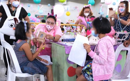<p><strong>OPEN ON SATURDAYS.</strong> To attract more people to get vaccinated, the city government of Davao has announced that vaccination hubs in shopping malls will be extended on Saturdays. Health authorities say outdoor vaccination hubs will also be open on Saturdays.<em> (File photo courtesy of Davao CIO)</em></p>