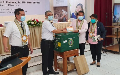 <p><strong>DONATION TURNOVER.</strong> Dr. Jose Llacuna Jr. (second from right), director of the Department of Health in Northern Mindanao (DOH-10), receives the cold storage box and vaccine card samples during a ceremonial turnover in Cagayan de Oro City on Wednesday (April 20, 2022). The donations came from Latter-Day Saints Charities, the humanitarian arm of the Church of Jesus Christ of Latter-Day Saints. <em>(PNA photo by Nef Luczon)</em></p>