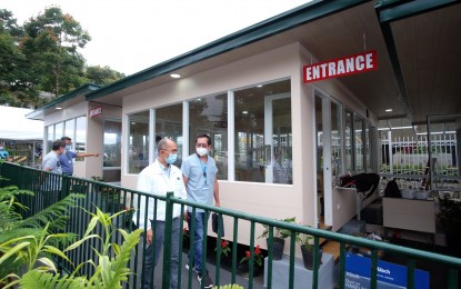 <p><strong>TRIAGE</strong>. Mayor Benjamin Magalong inspects the central triage facility of the city government at the Baguio Convention Center compound in an undated photo in 2020. The city is mulling on closing the triage facility and making the private establishments manage their own triage services. <em>(PNA file photo)</em></p>