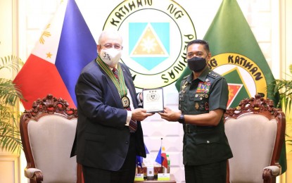<p><strong>DEFENSE TIES</strong>. Philippine Army commanding general Army Lt. Gen. Romeo S. Brawner Jr., hands a memento to Australian envoy H.E. Steven J. Robinson AO in a courtesy call at the Headquarters Philippine Army, Fort Bonifacio, Metro Manila to bolster the Philippine-Australia defense ties on April 20, 2022.<em> (Photo courtesy of the Philippine Army) </em></p>
