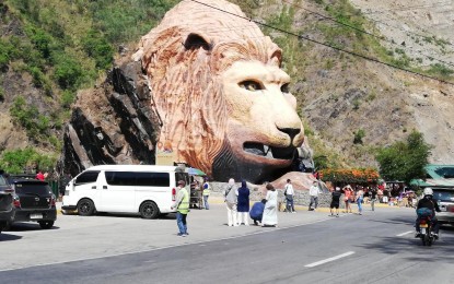 <p><strong>LIVELY TOURISM.</strong> The Lions head at Kennon Road, shown in this photo taken in March 2022, is still a popular photo opportunity spot among tourists in Baguio City. The city tourism office on Thursday (April 21, 2022) said it expects some 50,000 to 60,000 tourists to arrive during the remaining weekends of the summer season.<em> (PNA photo by Liza T. Agoot)</em></p>