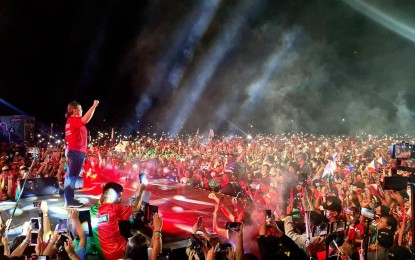 <p><strong>MAMMOTH CROWD.</strong> Vice presidential candidate Sara Duterte acknowledges a huge crowd during the UniTeam Grand Rally at the open lot in front of the LIMA Park Hotel in Batangas City on Wednesday night (April 20, 2022). Duterte was joined by presidential candidate Ferdinand “Bongbong” Marcos Jr. and UniTeam senatorial aspirants. <em>(Photo courtesy of HNP FB page)</em></p>