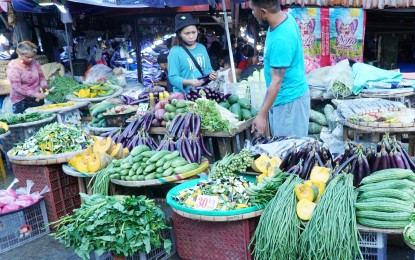 <p><strong>DEALING WITH INFLATION.</strong> Vendors, like the ones seen here at the Kabayan Market in Caloocan City dated April 21, 2022, do not stand to benefit from the wage hike being sought for the formal sector. However, the Employers' Confederation of the Philippines said that informal sector workers will also be forced to contend with inflationary forces created by a possible wage adjustment. <em>(PNA photo by Ben Briones)</em></p>