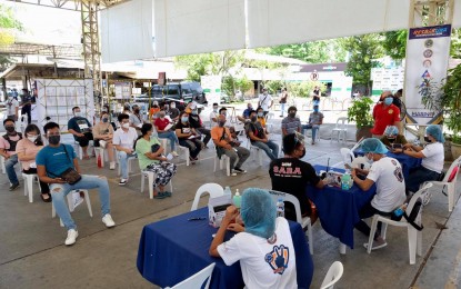 <p><strong>VAX EFFORTS CONTINUE.</strong> The Davao City government continues to open vaccination hubs to further increase the vaccination rate. Most of the vaccination centers have been operating until Saturdays to accommodate those who are working or studying on weekdays. (<em>File Photo from City Government of Davao)</em></p>