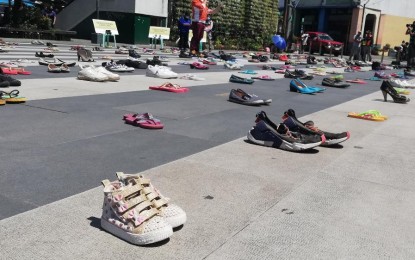 <p><strong>SMOKING KILLS</strong>. An art installation features 321 pairs of footwear -- each representing the 321 smoking-related deaths in the country daily -- at the People's Park in Baguio City in this photo taken in 2022. The city's smoke-free task force said it will continue to enforce the city's smoke-free ordinance to protect the health of the residents. <em>(PNA file photo by Liza T. Agoot)</em></p>