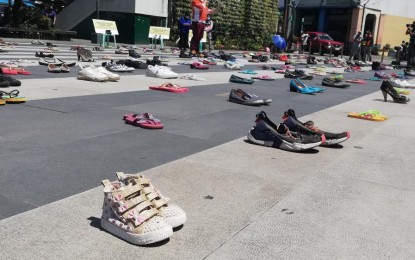 <p><strong>SMOKING DEATHS</strong>. An art installation features 321 pairs of footwear for different ages and sexes - each representing the 321 smoking-related deaths in the country daily - at the People's Park in Baguio City on Thursday (April 21, 2022). Dr. Donnabel Tubera-Panes, of the city Health Services Office, on Friday (April 22, 2022) said 1,341 individuals and establishments were penalized in 2021 for violating the city's anti-smoking ordinance. <em>(PNA photo by Liza T. Agoot)</em></p>