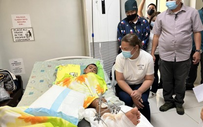<p>Vice-presidential aspirant Sara Duterte visits 11-year-old CJ Jasme at a hospital in Baybay, Leyte on (Friday) April 22, 2022. CJ miraculously survived the landslide caused by typhoon Agaton by hiding in a refrigerator for almost a day. (<em>HnP photo</em>)</p>