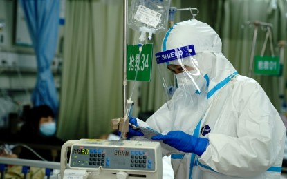 <p>A medical worker checks records at the emergency room of Minhang Hospital affiliated to Fudan University in Shanghai, east China on April 20, 2022. <em>(Xinhua/Zhang Jiansong) </em></p>