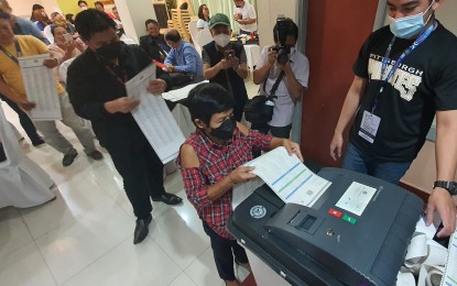 <p><strong>SIMULATION EXERCISE.</strong> Students, members of the press, and civil society representatives were given time to re-familiarize the voting process in the upcoming May 9 elections using the Vote Counting Machines. The simulation exercise was provided by the Commission on Elections Misamis Oriental office, held in Cagayan de Oro City, on April 23, 2022. <em>(PNA photo by Nef Luczon) </em></p>