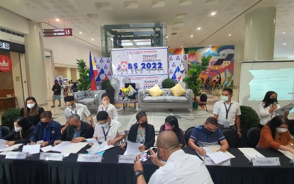 <p><strong>MEGA EVENT.</strong> Various government agencies and institutions led by the Department of Labor and Employment sign a memorandum of agreement Monday (April 25, 2022) for the upcoming Mega Job Fair and Livelihood Showcase in Cagayan de Oro City. The fair will be held on April 28, 2022 at the University of Science and Technology of Southern Philippines-CDO campus. <em>(PNA photo by Nef Luczon)</em></p>
