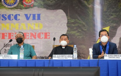 <p><strong>APPEAL</strong>. (From left to right) Comelec Regional Director Dennis Ausan, Diocesan Electoral Board convenor Msgr. Julius Heruela, and Comelec Commissioner George Erwin Garcia attend a peace covenant signing in Negros Oriental on Monday (April 25, 2022). Garcia appealed for public understanding of the glitches encountered by some users of Comelec’s recently activated online precinct finder.<em> (Photo by Judy Flores Partlow)</em></p>