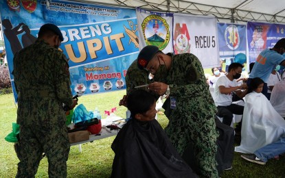 <p><strong>FREE HAIRCUT</strong>. Some of the beneficiaries of the Duterte Legacy Caravan avail of free haircut offered by the Police Regional Office in Bicol (PRO-5) at the Camp Simeon Ola regional headquarters in Legazpi City, Albay on Monday (April 25, 2022). Maj. Malu Calubaquib, PRO-5 spokesperson, said at least 15 government agencies participated in the caravan and brought services and landmark programs of the government available to some 1,820 individuals. <em>(Photo courtesy of PRO-5)</em></p>