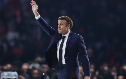 <p>File photo taken on April 2, 2022 shows French President Emmanuel Macron greeting his supporters during his election campaign in Nanterre, on the outskirts of Paris, France. <em>(Xinhua/Gao Jing)</em></p>