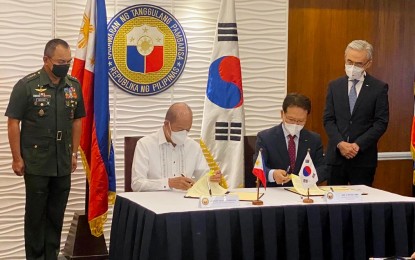 <p>Defense Secretary Delfin N. Lorenzana and Mr. Jihyun Park, President and CEO of Korea Electrical Safety Corporation (KESCO), during the signing of the Memorandum of Understanding for Solar Power Projects on Tuesday (April 26, 2022) at Camp General Emilio Aguinaldo, Quezon City.<em> (Photo courtesy of DND) </em></p>