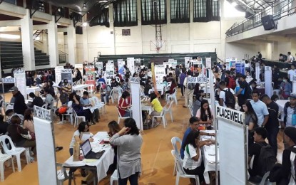 <p><strong>JOB FAIR</strong>. Job seekers show up at a labor fair at the Baguio Convention Center in this 2018 photo. Local labor officials on Tuesday (April 26, 2022) said about 6,000 local and foreign placement jobs will be up for grabs during the Labor Day job fair in Baguio City on May 1. <em>(PNA file photo by Liza T. Agoot)</em></p>