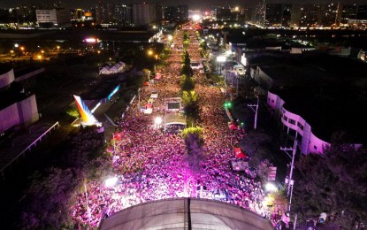 <p>Aerial shot of the crowd at the Leni Robredo-Francis Pangilinan campaign rally along Macapagal Boulevard, Pasay City on Saturday (April 23, 2022) <em>(Photo courtesy of VP Leni Robredo Facebook)</em></p>