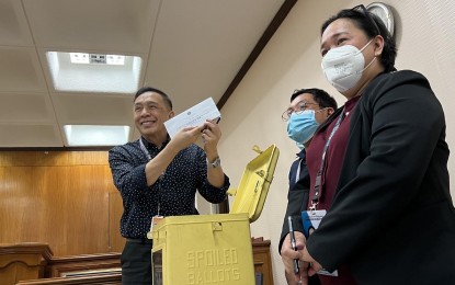 <p><strong>LOCAL ABSENTEE VOTER</strong>. Comelec Chairman Saidamen Pangarungan casts his vote as local absentee voter at the poll body main office in Intramuros, Manila on Wednesday (April 27, 2022). He is a registered voter in Marawi City. <em>(Photo from Comelec chairman's office) </em></p>