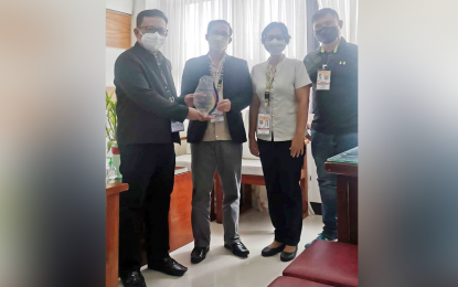 <p><strong>OUTSTANDING TAX PAYER.</strong> Revenue District Officer Marco Antonio Calo (left) hands over a plaque of appreciation Wednesday (April 27, 2022) to Agusan del Sur officials in recognition of the PHP154 million withholding tax remittance by the provincial government in 2021. The plaque was received by Provincial Administrator Ronulfo Paler (2nd from left) and Provincial Accountant Joy Dy-Lagat (2nd from right). <em>(Photo courtesy of Agusan del Sur provincial government)</em></p>
