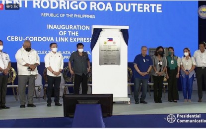 <p><strong>CCLEX OPENING.</strong> President Rodrigo Duterte (4th from left) and Metro Pacific Tollways Corp. chair Manny Pangilinan (5th from right) lead the unveiling of the marker signaling the opening of the iconic Cebu-Cordova Link Expressway in Cebu on Wednesday (April 27, 2022). They were joined by (from left) Department of Public Works Highways Secretary Roger Mercado, Executive Secretary Salvador Medialdea, Senator Christopher Lawrence Go, Governor Gwendolyn Garcia, Rep. Emmarie Ouano-Dizon, Cordova Mayor Mary Therese Sitoy-Cho, and Cebu City Mayor Michael Rama. <em>(Screengrab from RTVM video)</em></p>