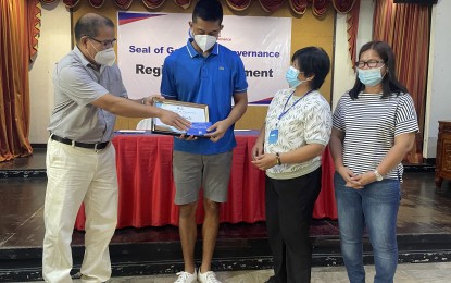 <p><strong>100% OF TARGET POPULATION</strong>. The Ilocos Norte local government is recognized as an elderly champion for having the highest rate of elderly people vaccinated against the coronavirus disease 2019 (Covid-19) in a ceremony in Laoag City. The award came with a plaque and a gift certificate worth PHP10,000. <em>(Photo by Leilanie G. Adriano)</em></p>