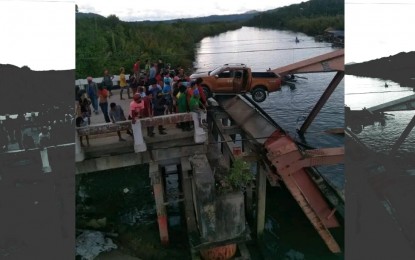 <p><strong>TRAGEDY</strong>. Onlookers stand at the concrete end of the road where the old Loay-Clarin Bridge in Loay, Bohol collapsed on Apil 27, 2022). Malacañang on Thursday (April 28) offered sympathies to the families of four people who died in the incident. <em>(Photo from Ronald Ancero Casil's Facebook page)</em></p>