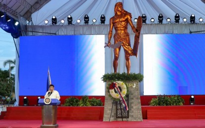 <p><strong>FOR PEACE.</strong> President Rodrigo Roa Duterte delivers his speech during the commemoration of the 501st anniversary of the victory of Mactan themed "Adlaw ni Lapu-Lapu" at the Liberty Shrine in Lapu-Lapu City, Cebu on Wednesday (April 27, 2022). Duterte is hopeful that Muslims and Christians would set aside animosities and work together for peace. <em>(Presidential photo by Simeon Celi)</em></p>