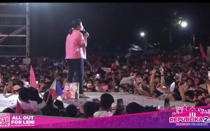 <p><strong>ERADICATING GRAFT</strong>. Vice President Leni Robredo during the rally in Bulacan on Wednesday night (April 27, 2022) vowed to get rid of graft and corruption in the government once she gets elected. She said an honest government means hardworking and capable government servants. <em>(Screengrab from Vice President Leni Robredo Facebook page)</em></p>