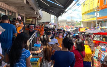 <p><strong>MORE SPENDING</strong>. Shoppers in downtown Tacloban City in this Dec. 23, 2021 photo. High expenditures in Eastern Visayas in 2021 have contributed largely to the revival of the economy slowed down by pandemic movement restriction, an official of the National Economic and Development Authority said on Friday (April 29, 2022). <em>(Photo courtesy of PRTV Tacloban)</em></p>