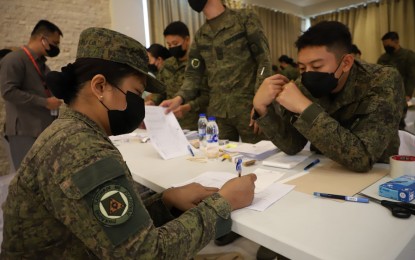 <p><strong>MEN IN UNIFORM</strong>. Philippine Army troops undergo pre-voting procedure during the local absentee voting on April 28, 2022 at the Ricarte Hall of the Philippine Army Officers’ Clubhouse, Fort Bonifacio, Metro Manila. These men in uniform are deployed for election duties on May 9. <em>(Photo courtesy of the PA)</em> </p>