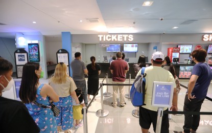 <p>Moviegoers line up for tickets at a mall <em>(PNA photo)</em></p>