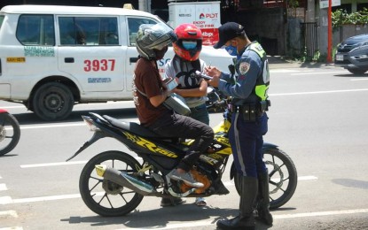 <p><strong>ROAD RULES.</strong> The Traffic Enforcement Unit of the Davao City Police Office conducts a random inspection along Quimpo Boulevard on April 11, 2022. Enforcers check motorists' compliance with the speed limit of 40 kilometers per hour. <em>(PNA photo by Robinson Niñal Jr.)</em></p>