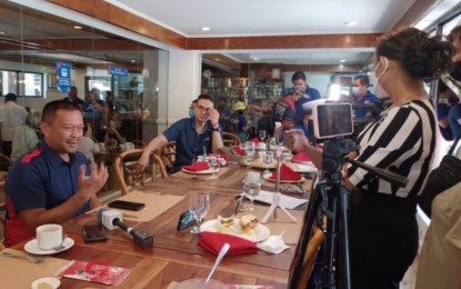 <p><strong>HEALTHCARE SERVICES.</strong> Senatorial candidate Jose Victor "JV" Ejercito faces the media in a press conference in a Cebu City uptown hotel on Monday (May 2, 2022). Ejercito pledged to work for the establishment of lung, kidney, heart, and cancer centers in Cebu once he got elected again as a senator. <em>(PNA photo by John Rey Saavedra)</em></p>