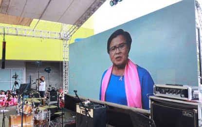 <p><strong>REMOTE CAMPAIGNING.</strong> Jailed Senator Leila de Lima makes an appearance via video message during a campaign rally of presidential candidate, Vice President Leni Robredo, in this April 2022 photo. Cardboard standees of the senator, who is detained on illegal drug charges, were also included in various Robredo sorties. <em>(Photo courtesy of Sen. de Lima Facebook)</em></p>