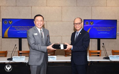 <p><strong>SOURCE CODE.</strong> Commission on Elections (Comelec) Chairperson Saidamen Pangarungan and Bangko Sentral ng Pilipinas (BSP) Governor Benjamin Diokno with the box containing the transmission router source code for the May 9, 2022 polls. This is needed to ensure the secure distribution of election results and other related data to different endpoints. <em>(Photo courtesy of BSP)</em></p>