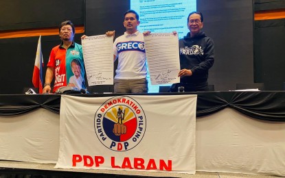 <p><strong>CONTINUING DRUG WAR</strong>. Partido Demokratiko Pilipino-Lakas ng Bayan (PDP-Laban) senatorial candidates Rey Langit, Greco Belgica, and Salvador Panelo sign Tuesday (May 3, 2022) a manifesto continuing President Rodrigo Duterte’s anti-narcotics campaign. They promised to continue Duterte’s drug war if they win the May 9 senatorial race to make the Philippines “safe, peaceful, and drug-free.” <em>(Photo courtesy of PDP-Laban)</em></p>