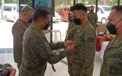 <p><strong>RECOGNIZED</strong>. Philippine Army chief Lt. Gen. Romeo Brawner Jr. on Tuesday (May 3, 2022) awards a medal to a soldier who joined the search, rescue, and retrieval team in Baybay City and Abuyog, Leyte. At least 534 soldiers joined the post-disaster response for three weeks. <em>(Photo by Roel Amazona)</em></p>