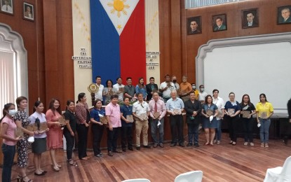 <p><strong>CITATION.</strong> Dumaguete City government on Wednesday (May 4, 2022) recognizes accommodation establishments and transport services for their invaluable service during the Covid-19 pandemic in 2020. The recipients were cited for providing accommodation for returning individuals and transportation for those wanting to leave or return to Negros Oriental via Dumaguete City at the height of the health crisis.<em> (Photo courtesy of Syril Repe)</em></p>