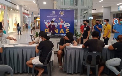 <p><strong>VOTE PILIPINAS.</strong> Some mallgoers at SM Center Dagupan participate in the Vote Pilipinas roadshow conducted by the Commission on Elections-Dagupan City on Friday (May 6, 2022). City Elections Officer Lawyer Michael Franks Sarmiento said those who participated were taught how to properly complete the voting process. <em>(Photo by Liwayway M. Yparraguirre)</em></p>