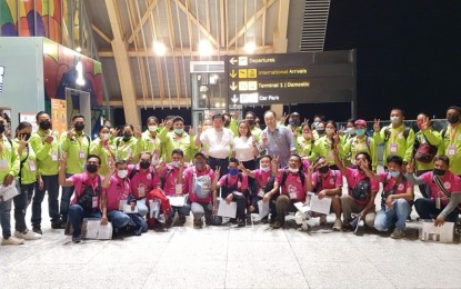 <p><strong>OFF TO KOREA</strong>. Photo shows the fourth batch of Cordova residents who were deployed to South Korea last April 30. On Thursday (April 5, 2022), former Korean ambassador to the Philippines Dongman Han, who is now an honorary consul of Korea in Cordova, announced that a total of 2,000 trainees from the municipality will be sent to his country this year for agricultural training. <em>(Photo courtesy of Cordova LGU)</em></p>