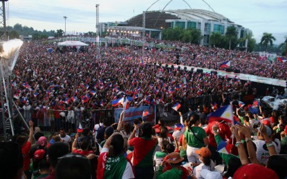 <p><strong>CROWD-DRAWER.</strong> Supporters of UniTeam flock to the Tagum City Hall grounds in in Davao del Norte on Thursday (May 5, 2022). Presidential candidate Ferdinand Marcos Jr. and running mate, Davao City Mayor Sara Duterte, were joined by their senatorial bets. <em>(PNA photo by Robinson Niñal Jr.)</em></p>