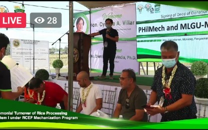 <p><strong>POST-HARVEST FACILITIES</strong>. Officials of the Department of Agriculture Philippine Center for Postharvest Development and Mechanization (DA-PhilMech), the provincial government of Pangasinan, and local government units of Manaoag and Natividad towns sign a memorandum for the turnover of the post-harvest facilities to farmers' cooperatives and associations. The ceremonial turnover was held on Thursday (May 5, 2022). <em>(Photo courtesy of DA)</em></p>