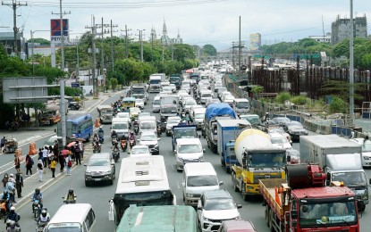 <p><strong>MORNING TRAFFIC</strong>. Heavy morning traffic returns to Commonwealth Avenue in Quezon City as passengers (left) waited for public transport in the loading and unloading bay area in this photo taken on May 5, 2022. The Department of Health on Saturday (June 25) classified Quezon City, three other cities, and one municipality in Metro Manila under "moderate risk" for coronavirus disease 2019 (Covid-19). <em>(PNA file photo)</em></p>