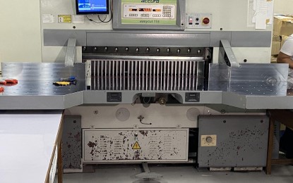 <p><strong>DESTROYER.</strong> The industrial cutting machine used by the Commission on Elections to destroy defective ballots and other forms at the National Printing Office in Quezon City on Saturday (May 7, 2022). Among the 933,311 ballots destroyed were 586,988 official ones.<em> (PNA photo by Ferdinand Patinio)</em></p>