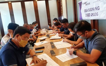 <div><strong>CBA SIGNING.</strong> Visayan Electric Co. Employees Union officers led by union president Arnel Zapanta and Visayan Electric management panel, led by Engr. Mark Anthony Kindica, signing a 5-year collective bargaining agreement. Visayan Electric considered the activity as a milestone for the labor sector in Cebu while the Visayan Electric Co. Employees Union expressed gratitude to the utility’s management team for considering their concerns. <em>(Photo courtesy of Veco) </em></div>