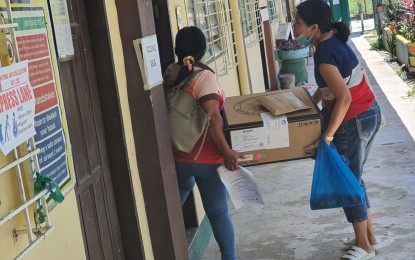 <p><strong>SAFELY STORED.</strong> Teachers of Pagatpat Elementary School, Cagayan de Oro City carry a vote counting machine after it was tested and sealed on Saturday (May 7, 2022). The local chapter of the National Citizens' Movement for Free Elections observed that the procedure was generally smooth, save for some minor technical issues. <em>(PNA photo by Nef Luczon)</em></p>